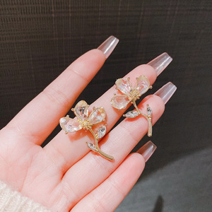 ต่างหูแฟชั่น QX สำหรับผู้หญิง ดีไซน์ดอกไม้ชุบทอง ประดับมุกเทียม คริสตัล และเพชรเทียม สวยหรูทันสมัย เหมาะเป็นของขวัญ - Product Image 4