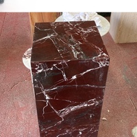 Table basse de style moderne avec cube en marbre fuchsia et base violette, design rectangulaire creux pour meubles décoratifs pour la maison