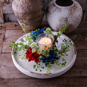 Couronne de fleurs artificielles multicolores avec des fleurs bleues, rouges et blanches, verdure florale pour la décoration de centre de table - Product Image 3