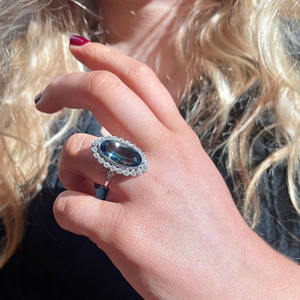 Anello da Cocktail Q057 per Donna con Zaffiro Naturale Ovale e Incastonatura Pavé, Anello di Fidanzamento alla Moda - Product Image 2