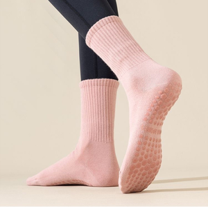 Chaussettes de yoga pour femmes avec 200 points antidérapants en silicone, respirantes et absorbant l'humidité, idéales pour le Pilates - Product Image 1