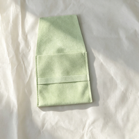 Pochette à bijoux en velours personnalisée avec rabat, insert et bande décorative, doublure aspect daim pour ranger en toute sécurité les bagues, pendentifs et boucles d'oreilles délicats