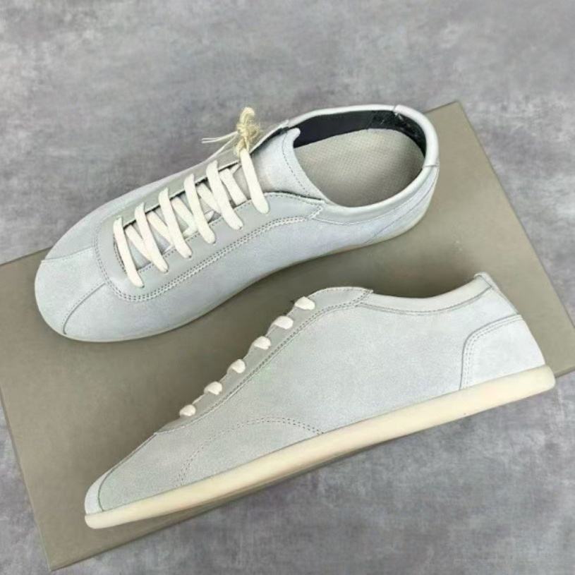 สีขาวอมเทาอ่อน