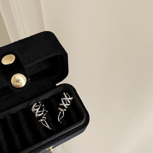 Pendientes de Clip con Lazo para Mujer, Elegantes, de Alta Calidad, Temperamento a la Moda, Combinan con Todo - Product Image 1