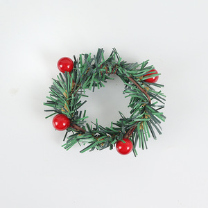 Serie Natalizia Anello Portatovagliolo in Tessuto Intrecciato a Mano con Frutti Rossi e Aghi di Pino Dorati per Matrimoni - Product Image 4
