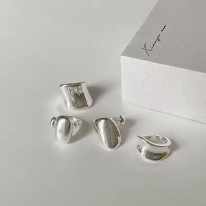 Anillos de banda gruesa con superficie irregular y curvada de alta gama, de acero inoxidable, chapados en oro, modernos y sencillos. - Product Image 3