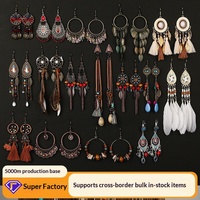 Anting-anting panjang bergaya tribal Bohemia dengan liontin rumbai dan aksen berlian imitasi, perhiasan liburan wanita vintage yang indah