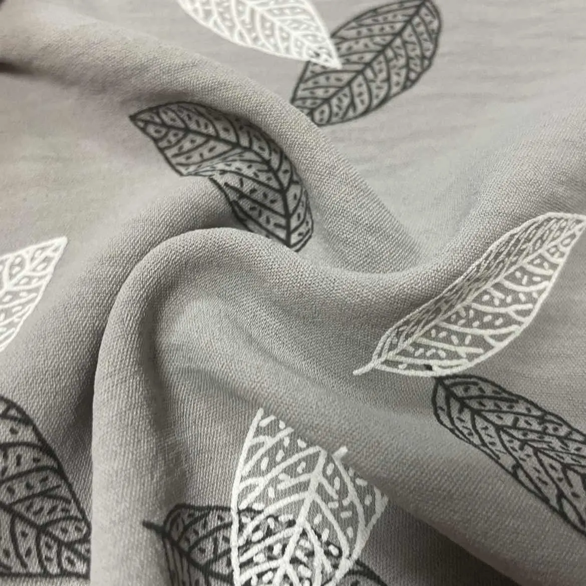 Prezzo a buon mercato Dubai tessuti tessuti schiumogeni materiale Hijab Cey Crepe tessuti per abbigliamento per abbigliamento