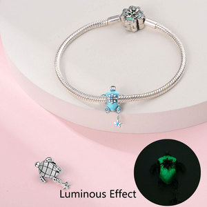 Un colgante de esmalte azul plateado con circonitas, flores, estrellas y motivos de animales, ideal para la creación de joyas. - Product Image 4