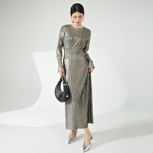 Ropa de Mujer al por Mayor, Vestido Maxi Casual para Mujer, Vestido Plisado Metálico Brillante con Cintura Fruncida, Vestido Plisado Miyake que Estiliza la Figura - Product Image 4