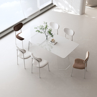 Table à manger rectangulaire crème moderne avec pieds en verre transparent Comptoir en marbre acrylique pour meubles de salle à manger d'hôtel