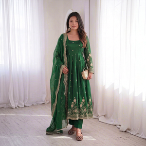 Ensemble Anarkali brodé vert avec dupatta, tenue traditionnelle indienne et pakistanaise pour femme, coupe ample, longueur au sol, en soie, idéal pour les mariages - Product Image 1