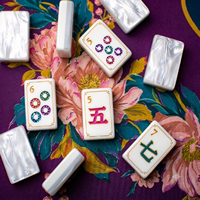Ubin Mahjong Amerika Warna Putih Mutiara dengan Bingkai Bernuansa Emas dan Karya Seni Terinspirasi Permata untuk Malam Permainan yang Elegan