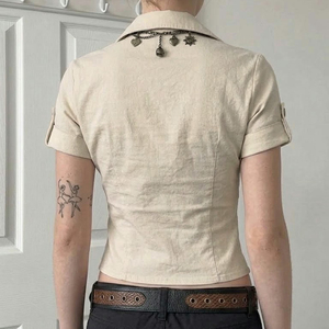 Chemise courte beige à manches courtes boutonnée avec poches utilitaires, taille cintrée, style Y2K sexy vintage pour femme - Product Image 5