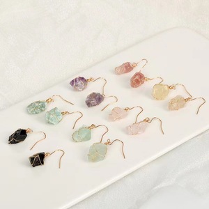 Nouvelles boucles d'oreilles transfrontalières pour femmes, simples, en cristal naturel, pierres irrégulières mélangées, créatives - Product Image 1