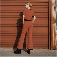 Ensemble tricoté côtelé style rétro années 70 pour femme : haut à manches courtes avec passepoil contrastant et pantalon évasé taille haute pour un look tendance