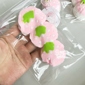 ข้อเสนอพิเศษ ของเล่นบีบซิลิโคนรูปสตรอว์เบอร์รีขนาด 11 ซม. ของเล่นบีบรูปทรงสามลูกบอล สำหรับทุกวัย บรรเทาความเครียด - Product Image 2