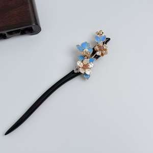 กิ๊บติดผมไม้มะเกลือลายขนนกคิงฟิชเชอร์แบบดั้งเดิม |   เครื่องมือสุดยอดสำหรับการจัดแต่งทรงผมทรงกิ๊บแบบกี่เพ้าในสไตล์ความงามแบบจีนสมัยใหม่ - Product Image 1