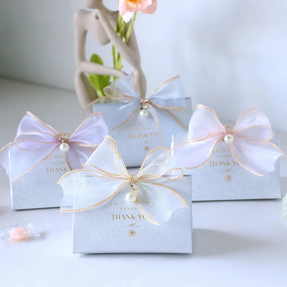 Nuova scatola di carta per caramelle da sposa con perle con fiocco glitterato personalizzabile in vendita