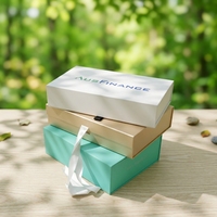 Boîte cadeau portable en carton noir sur mesure avec couvercle pour la présentation de vêtements de luxe