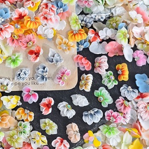 Decorazioni per Unghie Kawaii Fatte a Mano con Fiori 3D in Acrilico, Strass e Fiori 3D in Resina Personalizzati - Product Image 2