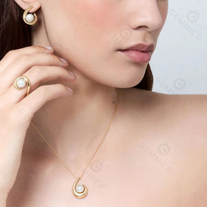Boucles d'oreilles en argent 925 Gemnel avec perles de coquillage cultivées, faites à la main, avec collier assorti. - Product Image 3