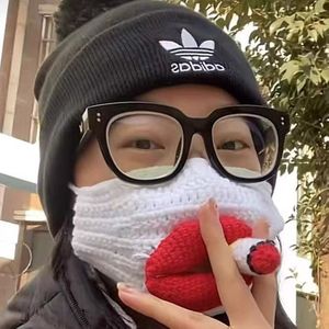 Divertido Conjunto <span class=keywords><strong>de</strong></span> 3 Piezas: Gorro <span class=keywords><strong>de</strong></span> Punto Unisex <span class=keywords><strong>de</strong></span> Algodón con Diseño <span class=keywords><strong>de</strong></span> Labios Rojos y Cigarrillo, Máscara Novedosa <span class=keywords><strong>de</strong></span> Labios Gruesos para Fotos Divertidas - Product Image 4