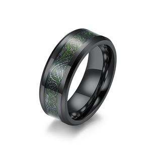 Bague de mariage et de fiançailles pour homme en acier tungstène classique rétro de 8 mm avec motif géométrique en fibre de carbone - Product Image 6