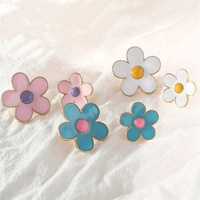Badge personnalisé en alliage plaqué or, badge blanc fleur en émail souple