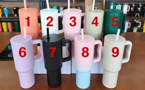 Venta al por mayor: Termo de 40 oz con asa y pajita, diseño de dibujos animados, <span class=keywords><strong>copa</strong></span> de viaje para exteriores, réplica 1:1 de la famosa marca. - Product Image 5