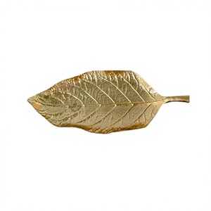 Plateau de service en forme de feuille de qualité supérieure, fait main, en aluminium poli or, pour la restauration hôtelière. - Product Image 1