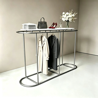 Présentoirs de Luxe en Gros pour Vêtements – Portants Circulaires Minimalistes en Chrome Argenté pour Boutiques