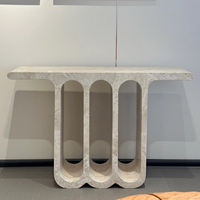 Console moderne de luxe en travertin avec panneau à ouvertures cintrées style bois pour entrée de maison, salon, mobilier d'hôtel