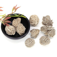 Sélectivité de pierres brutes sculptées : Selenite rose, Gypse, Baryte, Rose du désert – Cristal de guérison brut du Sahara marocain