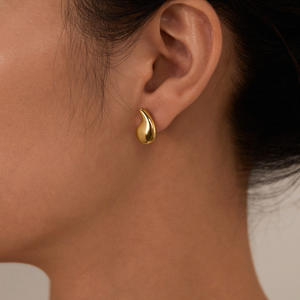 Pendientes de gota de tetina minimalista para mujer, pendientes de tuerca de gota de agua de lágrima de acero inoxidable chapados en oro de 18 quilates - Product Image 5