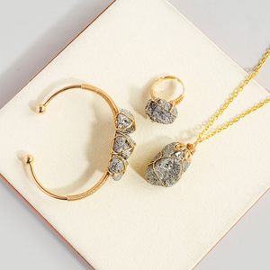 Conjunto <span class=keywords><strong>de</strong></span> Collar, <span class=keywords><strong>Pulsera</strong></span> y Anillo <span class=keywords><strong>de</strong></span> Pirita Natural, Joyería <span class=keywords><strong>de</strong></span> Cristal Curativa Envuelta en Alambre Dorado, Joyería <span class=keywords><strong>de</strong></span> Cristal Natural - Product Image 5