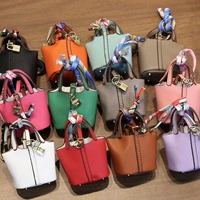Porte-clés de luxe en forme de mini sac seau en cuir PU avec foulard en soie et breloque cadenas doré, pendentif de sac pour femme, cadeau de mode, vente en gros, OEM, personnalisé