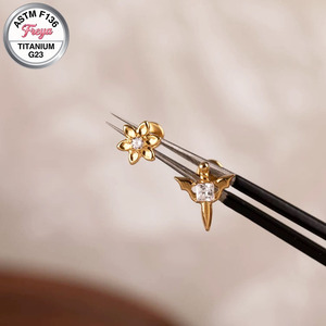 Lindos pendientes <span class=keywords><strong>de</strong></span> flor para novia, aretes finos <span class=keywords><strong>de</strong></span> <span class=keywords><strong>titanio</strong></span> para mujer, aretes coreanos chapados en oro para la <span class=keywords><strong>nariz</strong></span>, joyería para <span class=keywords><strong>piercing</strong></span>. - Product Image 2