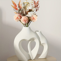 Vente en gros de vases à fleurs en résine incassable de forme géométrique en forme de cœur, décoration d'art moderne de qualité supérieure pour la maison, artisanat léger