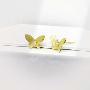 Pendientes de plata de ley 925 personalizados, bonitos pendientes mate al por mayor, baratos, para niños, pequeños pendientes de mariposa de oro de 18k para niñas - Product Image 1