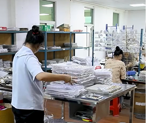 เครื่องประดับคุณภาพสูงแบบขายส่ง สร้อยข้อมือปรับขนาดได้ ประดับคริสตัลแบบเปิดลายเกลียว รูปปมแห่งความรักสำหรับแม่และลูกสาว สำหรับผู้หญิง - Product Image 5
