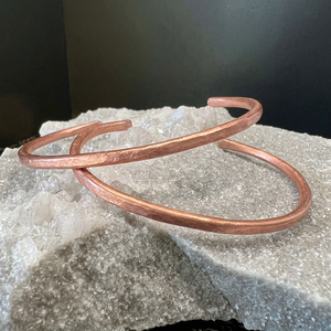 Bracelet manchette en cuivre pur martelé fait main, fil rond massif, artisanat en cuivre, bijoux délicats à empiler, bijoux de guérison pour hommes et femmes, OEM. - Product Image 1
