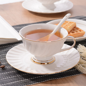 Juego de Tazas de Café de Porcelana con Ribete Dorado Pintado a Mano |   Taza de Té de Lujo para el Té de la Tarde Europeo, Diseño Floral Campestre, 180 ml, para Fiestas - Product Image 1