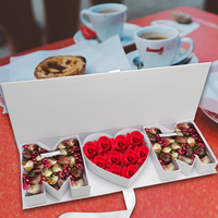 Boîte cadeau en carton rigide avec lamination mate en forme de lettre pour la fête des mères, emballage de chocolat pour arrangement floral