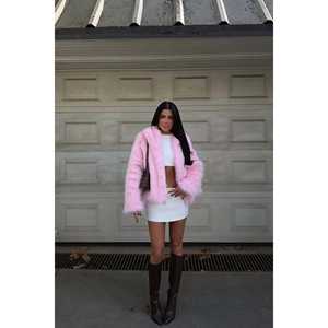 เสื้อแจ็คเก็ตขนเฟอร์สีชมพู Rufina ตกแต่งสไตล์วินเทจ พร้อมกระดุม ผ้าไหมพิมพ์ลายทางสั้น และวัสดุผ้าขนสัตว์ - Product Image 3