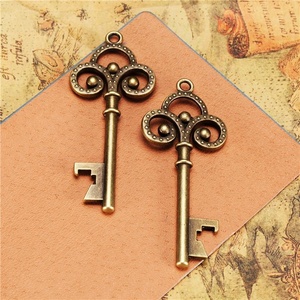 Breloque Clé Couronnée Vintage en Alliage, Pendentif Squelette pour Cartes d'Invité de Mariage - Product Image 6