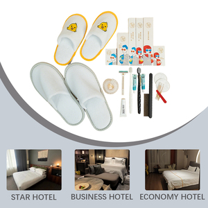 Kit jetable familial pour hôtel, avec adorables pantoufles en forme <span class=keywords><strong>de</strong></span> <span class=keywords><strong>poussin</strong></span>, trousse <span class=keywords><strong>de</strong></span> toilette pour adultes et enfants, peigne et accessoires. - Product Image 4