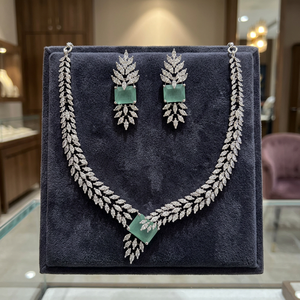 Compre en Línea el Collar de Gargantilla Kanhai Jewels para Mujer, de Latón Americano con Circonitas, Chapado en Dos Tonos, 14 Pulgadas de Largo, para Aniversario o Uso Diario, 445548 - Product Image 4