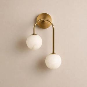 Applique murale double globe en albâtre avec bras en laiton, lampe murale de luxe en pierre naturelle pour chambre et salon modernes - Product Image 3