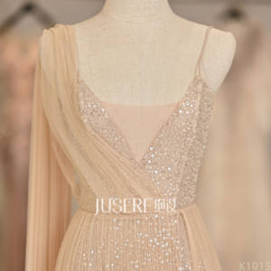 Элегантное простое вечернее платье цвета шампань с V-образным вырезом, без бретелек, с тюлем, длиной в пол - Product Image 3